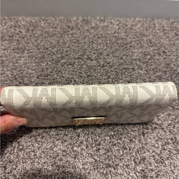 Michael Kors White Wallet Luxurious Gold Accents - Picture 3 of 7